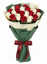 Букет Микс из красных и белых роз в Багане