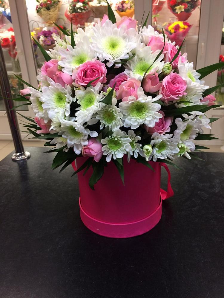 Цветочная композиция из Розы и Хризантемы в шляпной коробке в Багане