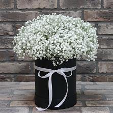 Цветочная композиция из Гипсофила в шляпной коробке в Багане