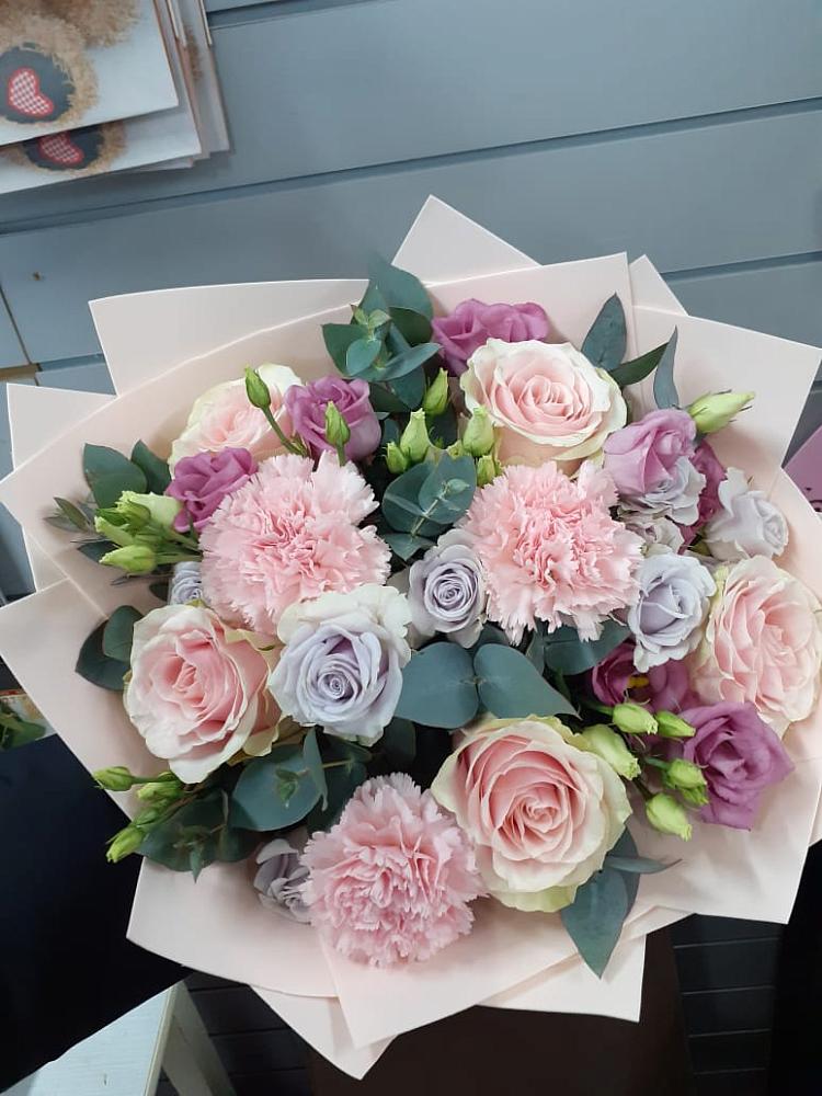 Букет цветов из: Розы, Гвоздики и Лизиантусы в Багане