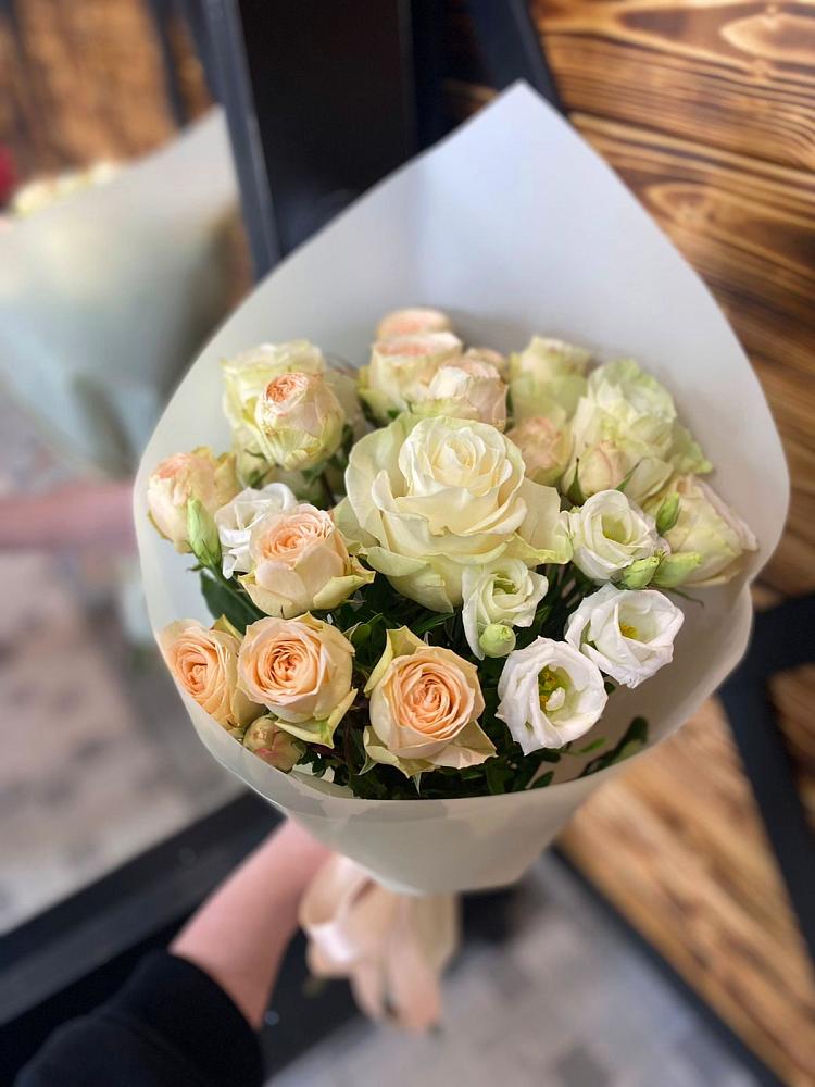 Букет цветов из: Розы и Лизиантусы в Багане